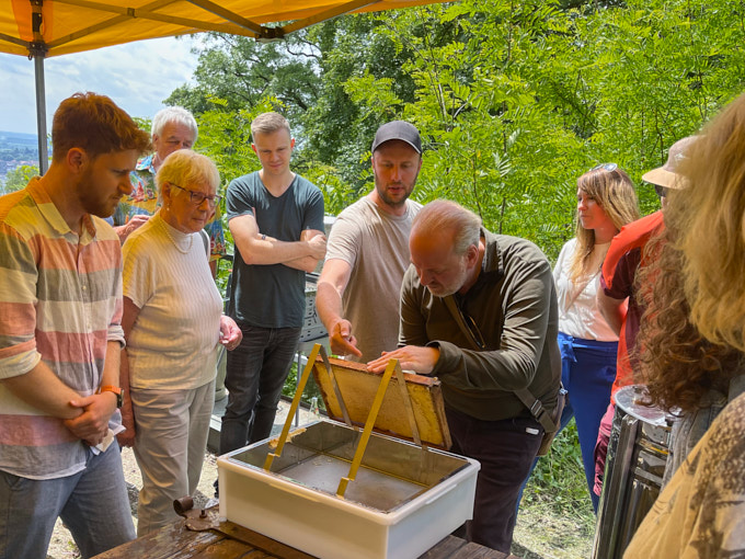 Bienenpatenschaft als Geschenk verschenken Bienenpatenschaft als Geschenk verschenken bei unserem Patentreffen.