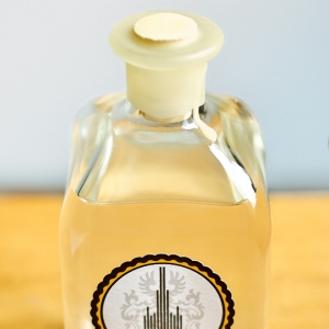 Exklusiver Honiggin Exklusiver Honiggin von Chateau Steinle mit Naturkorken und Bienenwachs versiegelt