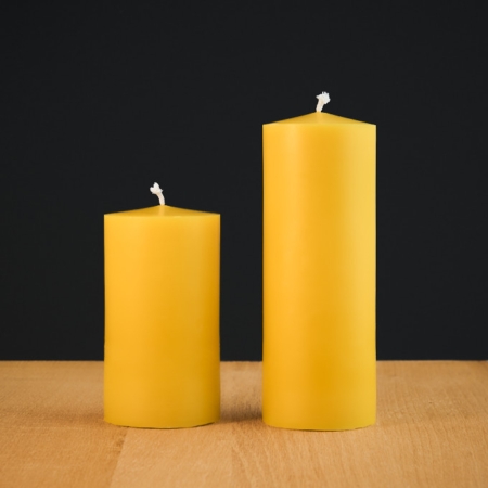 Große Stumpenkerzen aus gelbem Bienenwachs in unterschiedlicher Größe (10cm und 15cm hoch mit einem Durchmesser von 6cm) ideal für den Adventskranz oder die Winterdeko.